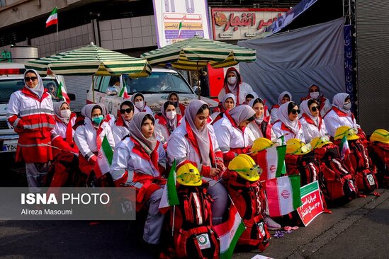 حضور اعضای هلال احمر در راهپیمایی ۲۲ بهمن