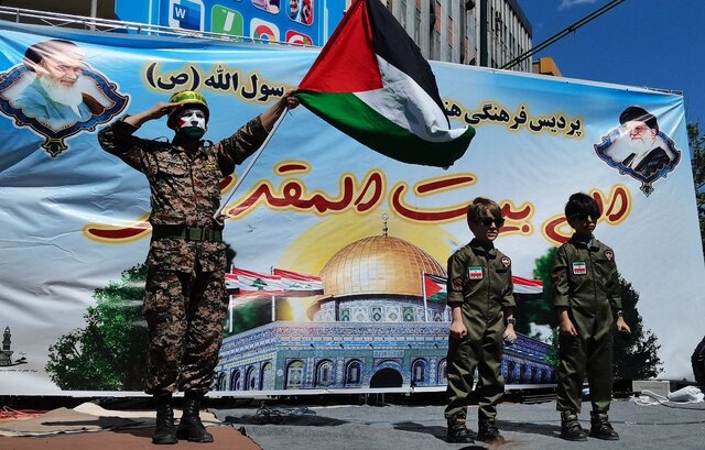 پرچم حزب الله لبنان و نیروی مقاومت و عکس شهدای فلسطینی در دست شرکت کنندگان