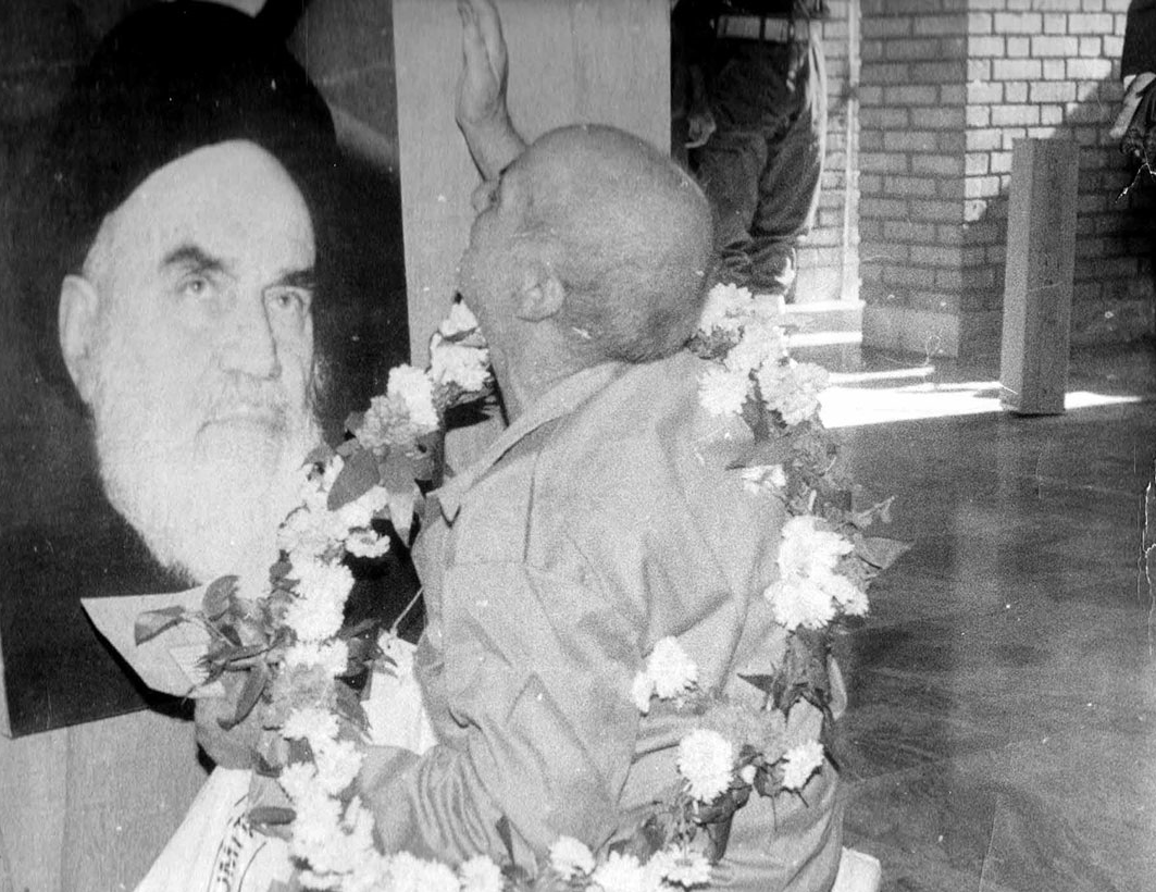 عکس‌های تلخ و شیرین از بازگشت آزادگان که ندیده اید