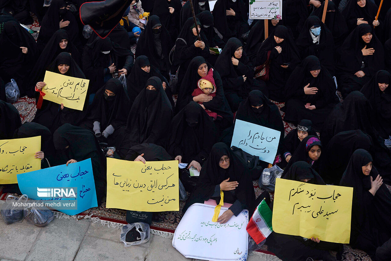تجمع خاصِ زنان در قم با پلاکارد «زن، زندگی...»