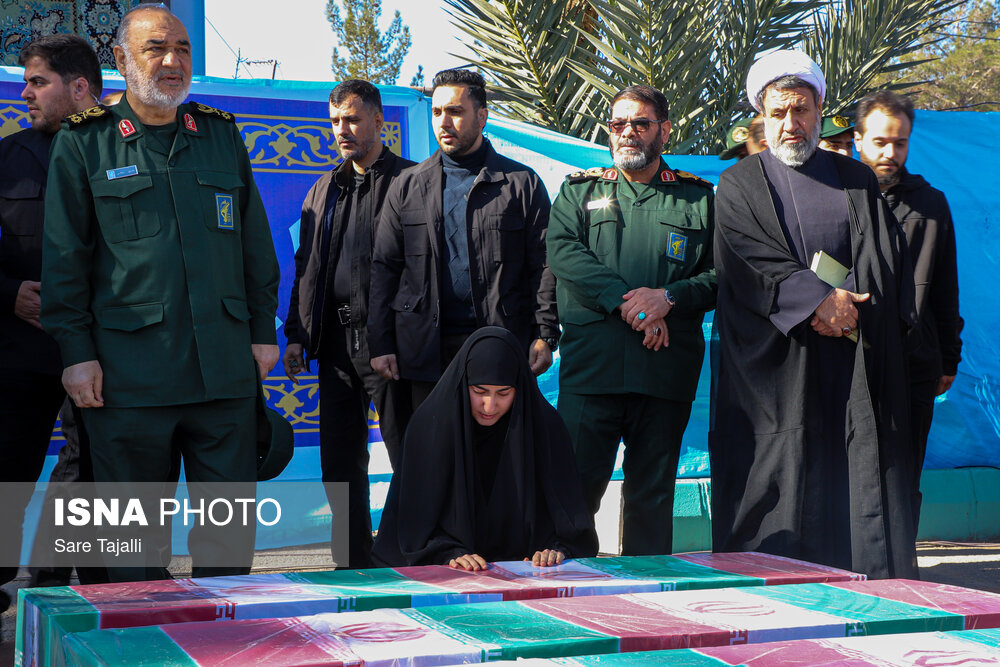 حضورسرلشکر حسین سلامی فرمانده کل سپاه پاسداران و زینب سلیمانی در مراسم تشییع پیکر شهدای انفجار تروریستی کرمان