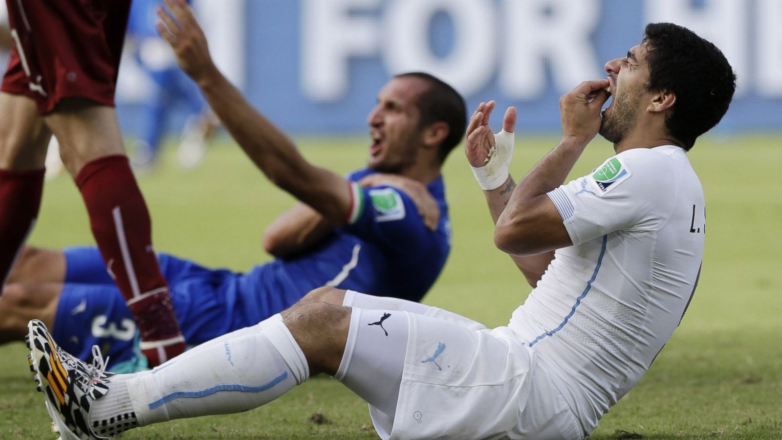 AP_suarez_bite_jtm_140625_16x9_1600_11zon