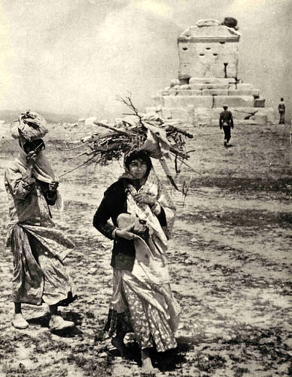 قدیمی ترین عکس مقبره کوروش که در زمان قاجار گرفته شده است