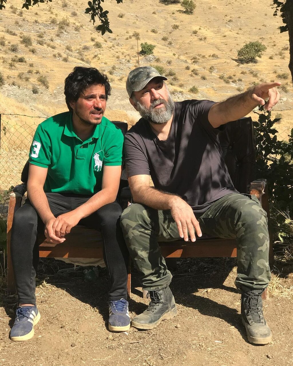 عکس | تصویری دیده نشده از علی انصاریان در پشت صحنه یک فیلم؛ چهره زخمی آقای بازیگر