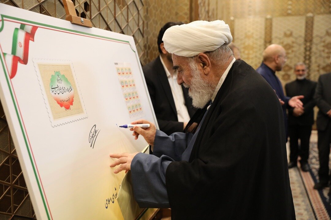 تصاویر امضای یادگاری مخبر و محمدی گلپایگانی در افتتاحیه مجلس