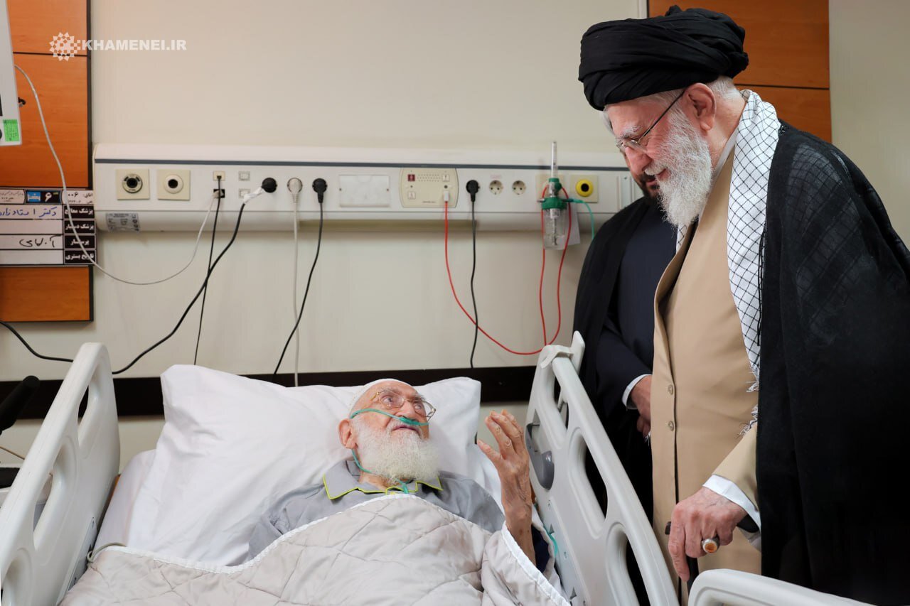 عیادت رهبر انقلاب اسلامی از حضرت آیت‌الله نوری همدانی +تصویر
