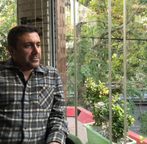 رضا کریمی با پیراهن چهارخونه