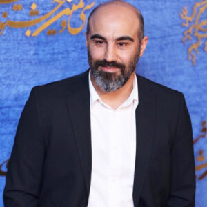 محسن تنابنده با کت مشکی وپیراهن سفید