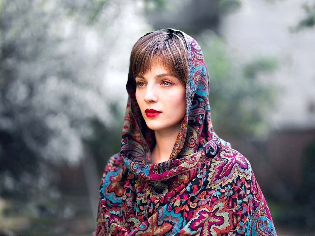 مهسا-حجازی-با-روسری-گلدار-1