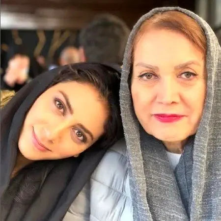 بیوگرافی مونا فرجاد,مونا فرجاد,تصاویر مونا فرجاد