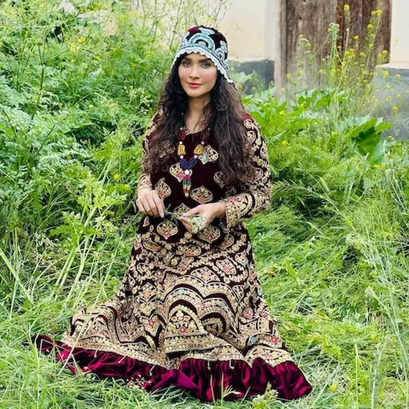 پیراهن رنگارنگ ساناز سعیدی