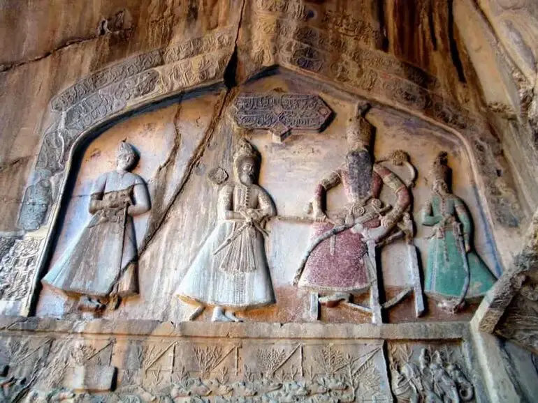 خاطرات ناصرالدین‌شاه: ران اسب حجاری‌شده در طاق‌بستان را نمی‌دانم کدام پدرسوخته شکسته است