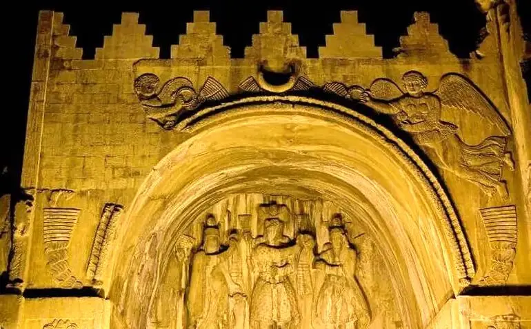 خاطرات ناصرالدین‌شاه: ران اسب حجاری‌شده در طاق‌بستان را نمی‌دانم کدام پدرسوخته شکسته است