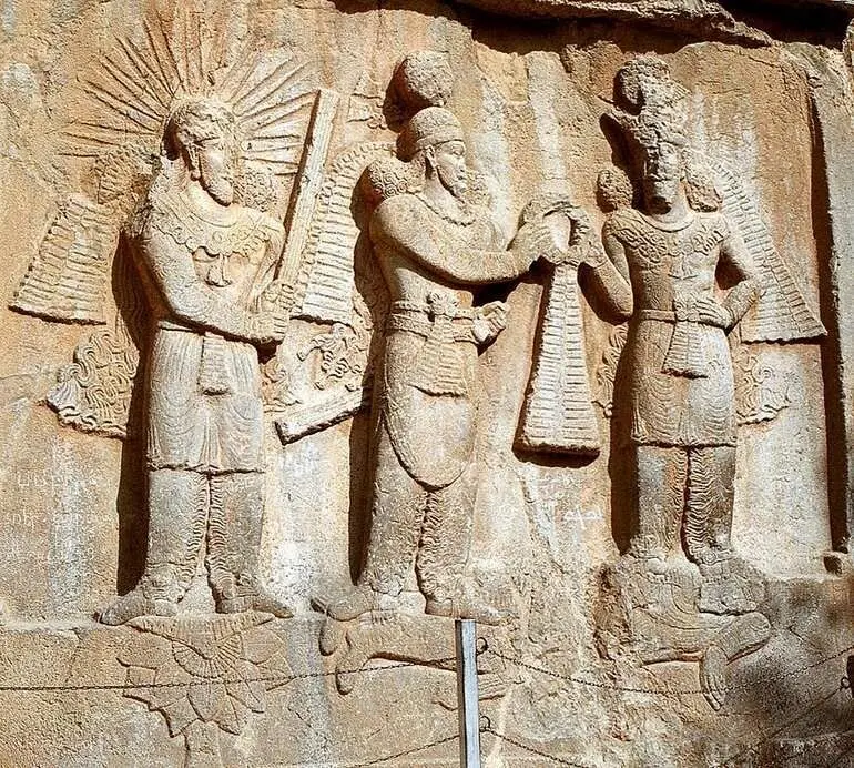 خاطرات ناصرالدین‌شاه: ران اسب حجاری‌شده در طاق‌بستان را نمی‌دانم کدام پدرسوخته شکسته است