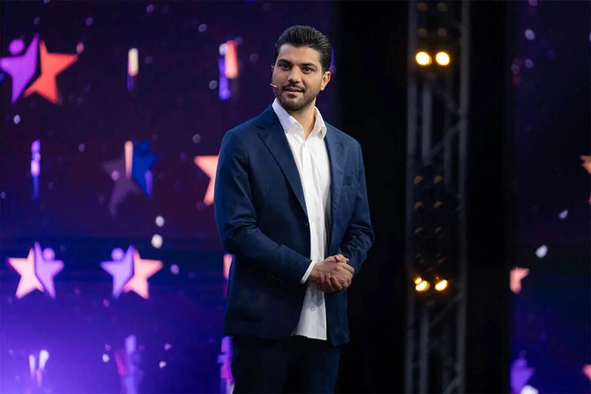سینا مهراد مجری برنامه کاپیتان